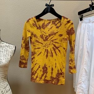 EUC 3/4 Sleeve Scoop Neck Tie Dye T-Shirt